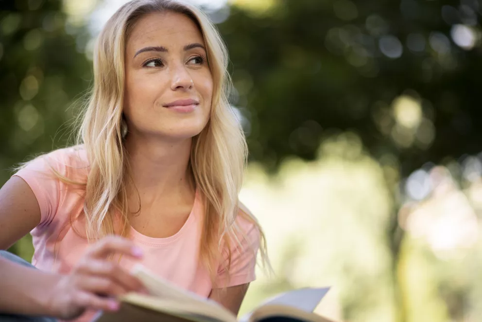 přemýšlející žena