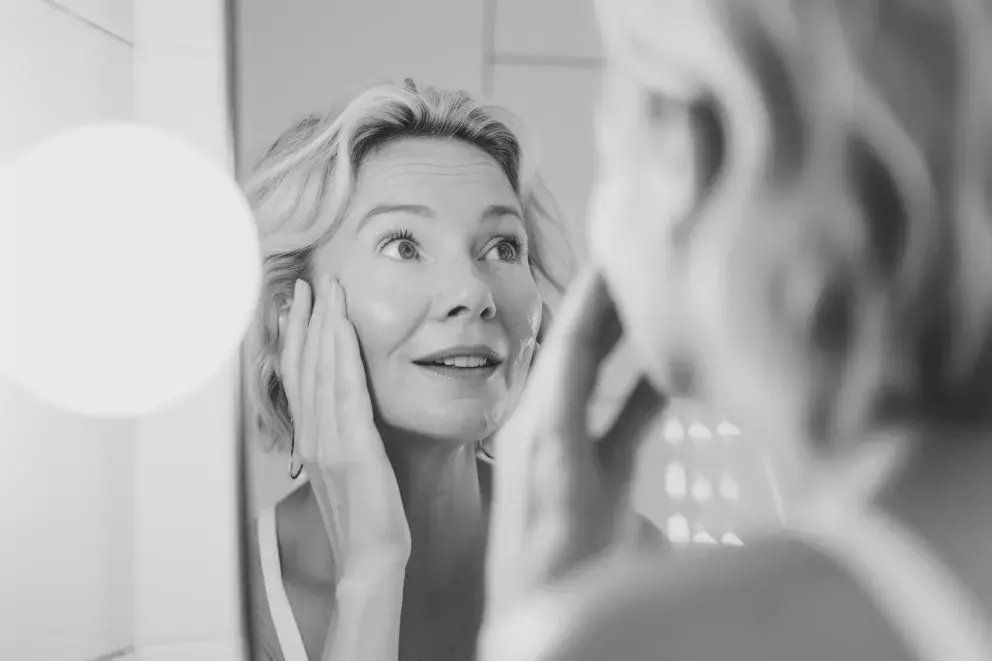 žena pečuje o oční okolí