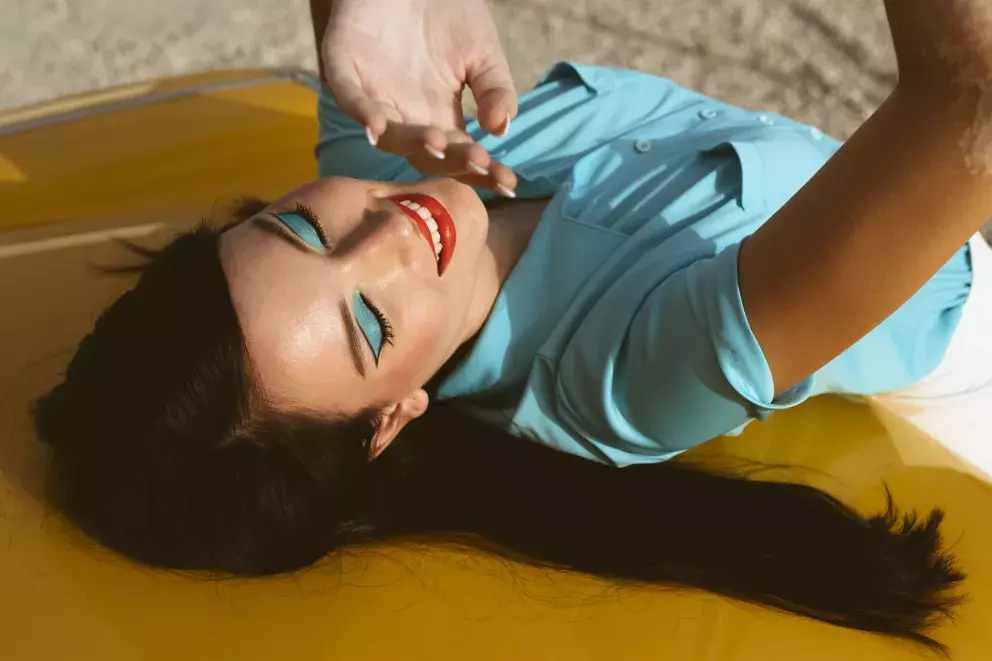 žena s výrazným líčením očí