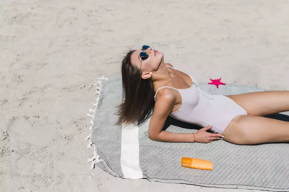 opalující se žena