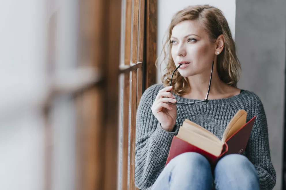 přemýšlející žena