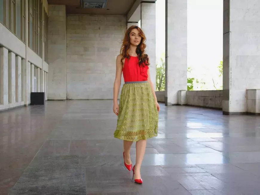 žena v letní sukni