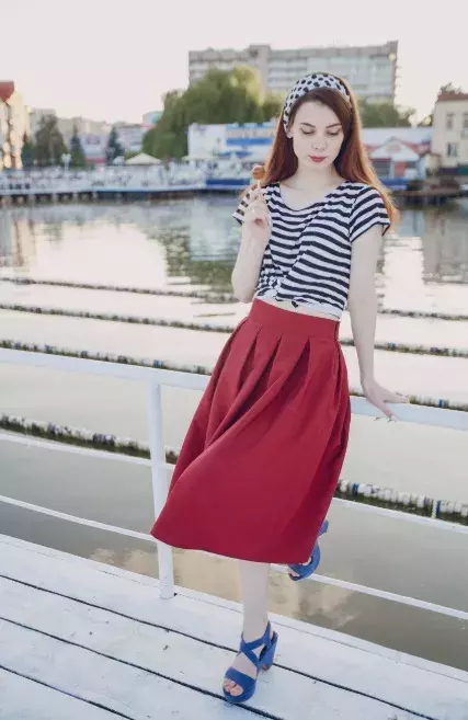 žena v červené sukni