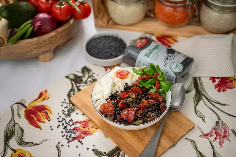 Pikantní čočkový salát s chorizem