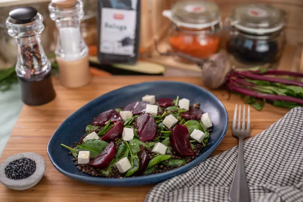 Salát z čočky beluga s mladým špenátem, červenou řepou a balkánským sýrem