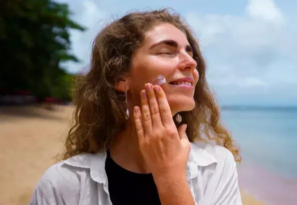 žena s krémem na tváři