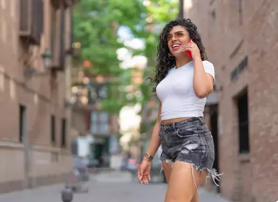 žena v šortkách