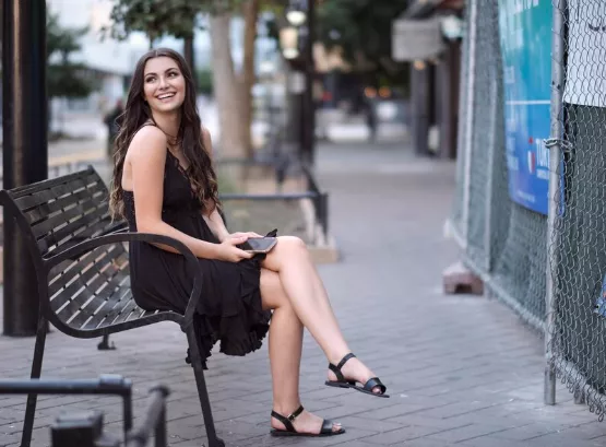 Jak co nejlépe kombinovat letní šaty a boty? Kdy jsou podpatky must-have a kdy si naopak obout žabky či sandálky?