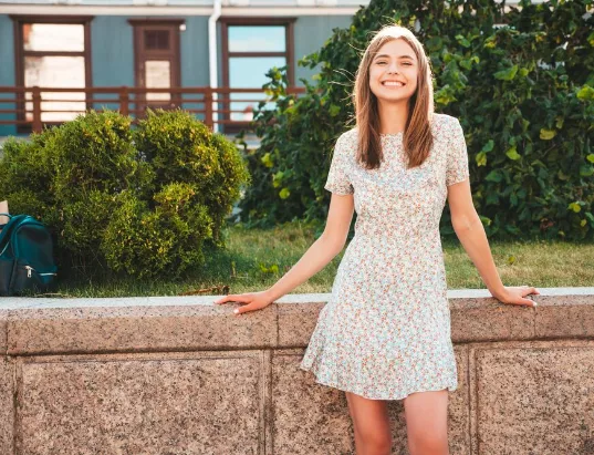 13 kousků, které nesmějí chybět ve vašem univerzálním letním šatníku. Nejdůležitější je bílé triko