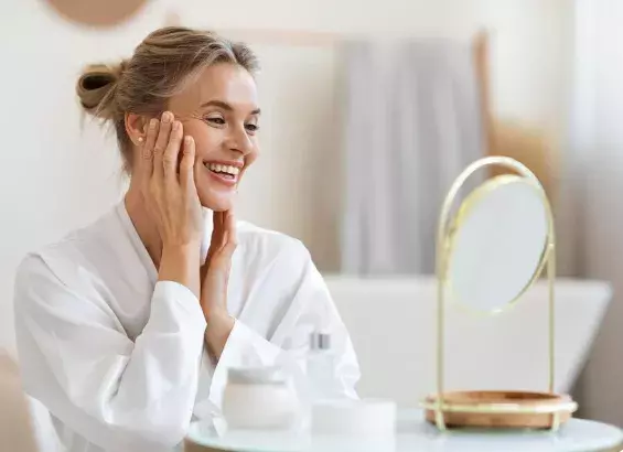 žena před zrcadlem