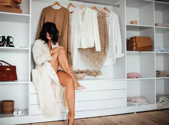 žena sedící u skříně