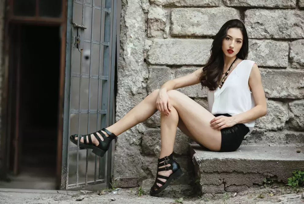 žena v letní obuvi