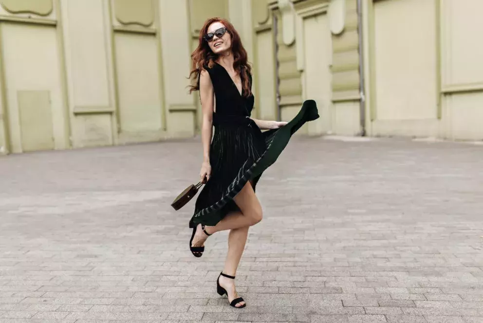 žena v letní obuvi