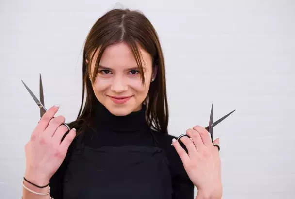 žena s nůžkami