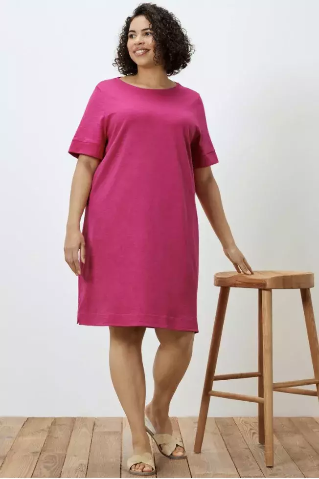 <p>Růžové žerzejové šaty, Tchibo, 499 Kč</p>

<p>Tento typ šatů bude slušet všem typům postav, ideální budou pro 