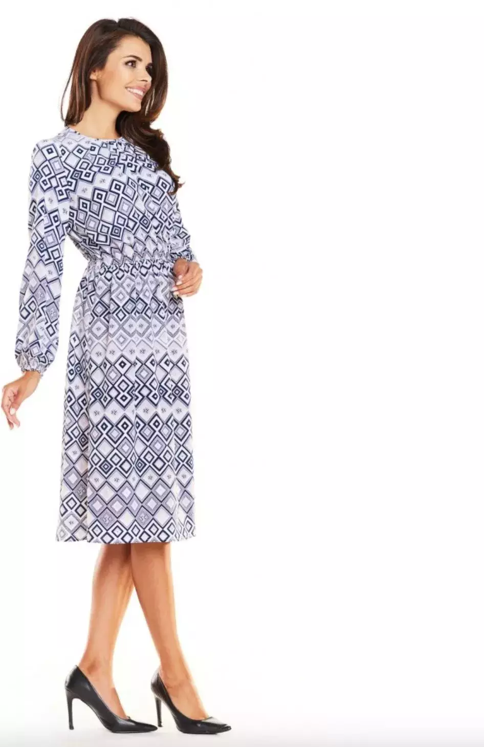 šaty s geometrickým vzorem
