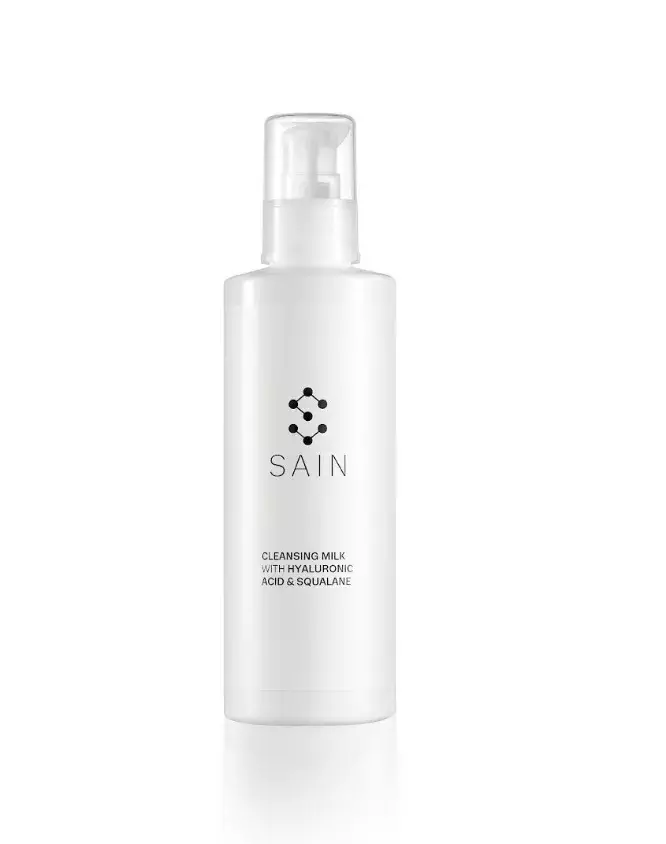 <p><strong>Čisticí mléko s kyselinou hyaluronovou & skvalanem, SAIN, 749 Kč</strong></p>

<p>Šetrné čisticí mléko navržené pro dokonalé očištění a odlíčení pleti. Díky jedinečnému složení navíc pleť zklidní a dokonale hydratuje již v průběhu jejího čištění.</p>
