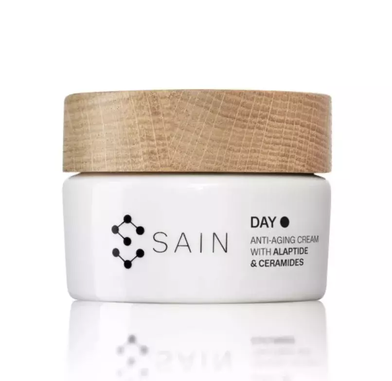 <p><strong>Omlazující denní krém s alaptidem & ceramidy, SAIN, 2490 Kč</strong></p>

<p>Prémiový denní krém s alaptidem pro všechny typy pleti s komplexním hydratačním i anti-age účinkem. Velmi dobře se roztírá, rychle vstřebává a díky jemně matujícímu efektu jej lze perfektně použít jako podkladový přípravek pod make-up. Krém s jemnou parfemací obsahuje jedinečnou kombinaci aktivních látek pro hydrataci, výživu, zhutnění a rozjasnění pokožky.</p>
