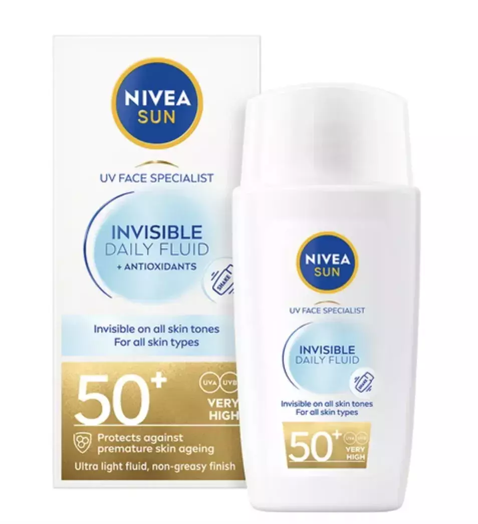 <p><strong>Nivea SUN Invisible Fluid SPF 50+ pleťový krém, 295 Kč</strong></p>

<p>Ultra lehký pleťový fluid Nivea SUN Invisible Fluid SPF 50+ chrání pokožku před slunečním zářením, rychle se vstřebává, neucpává póry a postará se sjednocený a zdravý vzhled pleti.</p>
