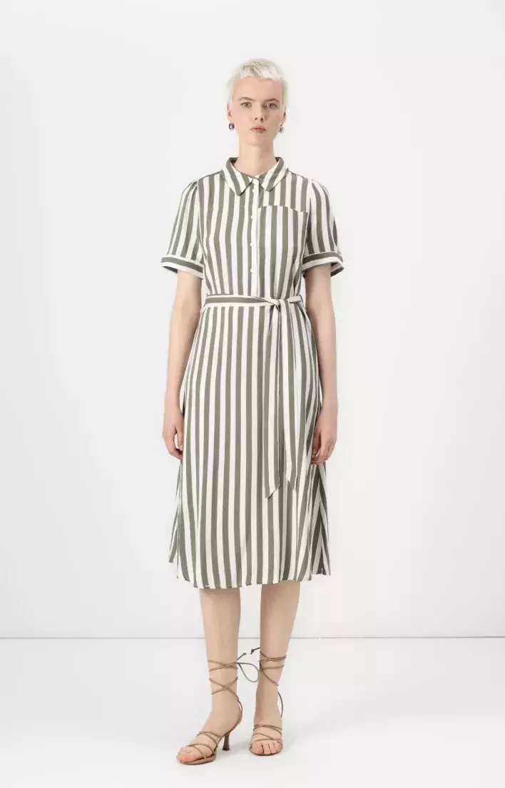 <p>Košilové šaty Vila, Zalando, 540 Kč (po slevě)</p>
