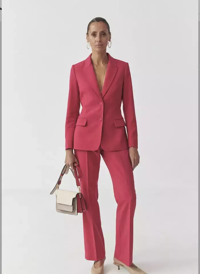 <p>Vypasované sako Tatoom, 1499 Kč</p>

<p>Tento typ saka bude slušet postavám typu obdélník nebo hruška.</p>
