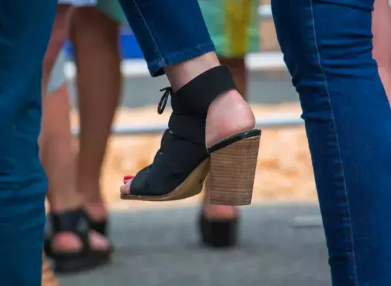 sandálky na podpatku