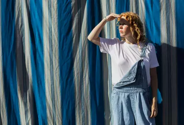 žena v oversized triku