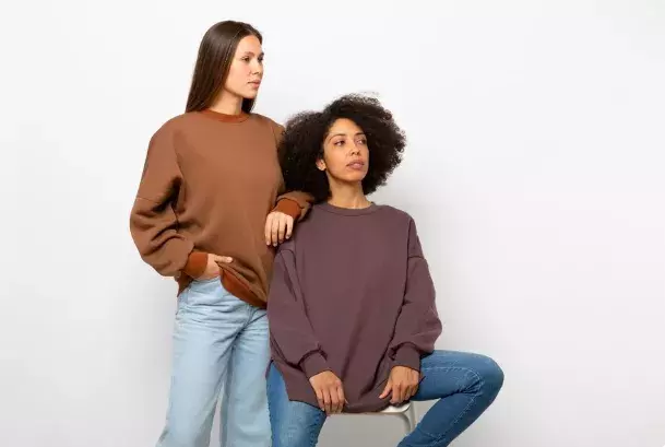 ženy v oversized mikinách 