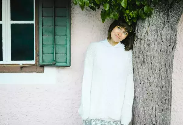 žena v oversized svetru