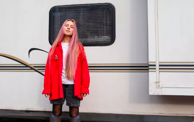 Letní oversize modely: Jak je nosit se stylem a nepřidávat si zbytečně kilogramy