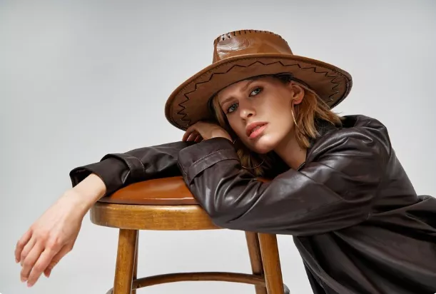 Tmavý denim a čokoládová kůže: Materiály, které dominují módnímu přelomu 2025. A jak je nosit bez pocitu, že se snažíte být mladší