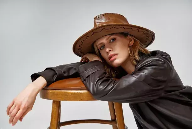 žena v bundě a klobouku