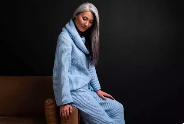 žena ve vlněném oblečení