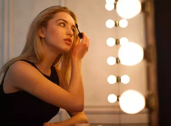 žena před zrcadlem 