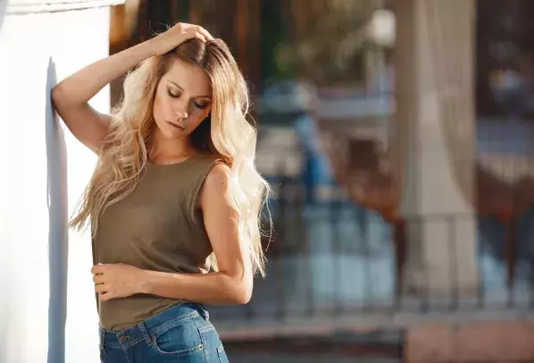 žena s dlouhými vlasy 