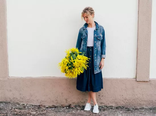 Džínové midi sukně – univerzální střihy, které fungují s botami i svetrem. Ty nejkrásnější jsme pro vás vybrali do galerie