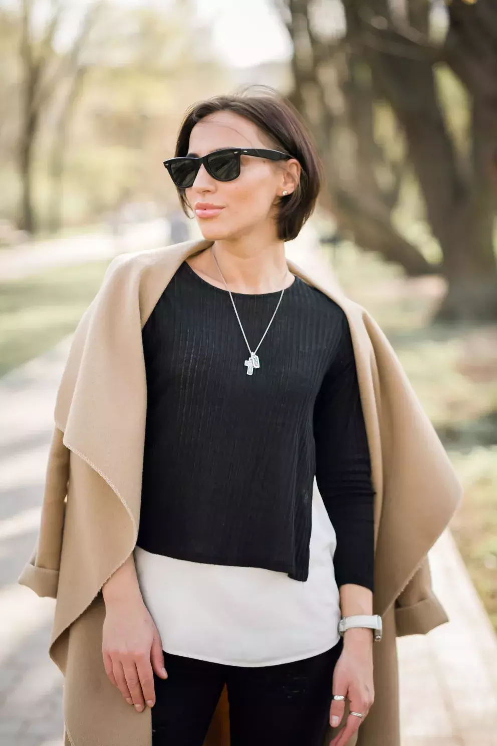 stylová žena ve vrstveném outfitu