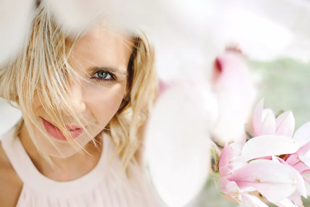 žena v růžovém tílku