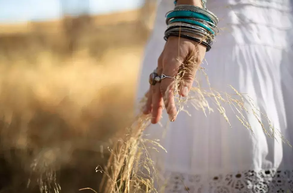 babí léto ruka s doplňky