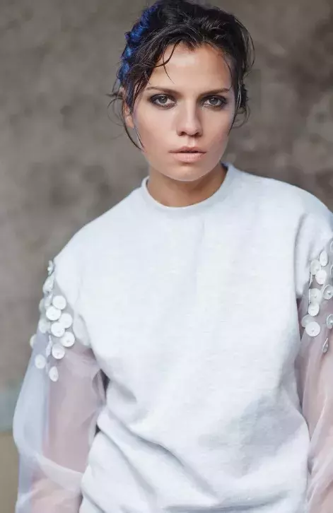 žena v zajímavé mikině