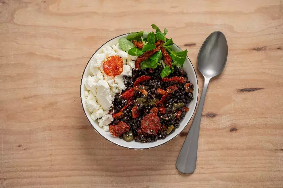 Čočkový salát s pečenými paprikami