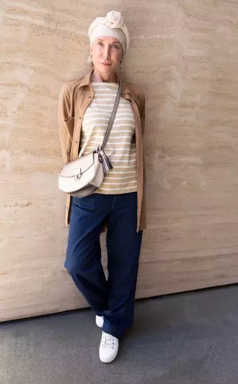 žena v elegantním outfitu