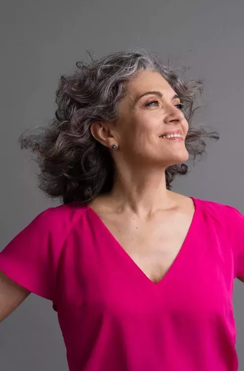 žena s šedivými vlasy