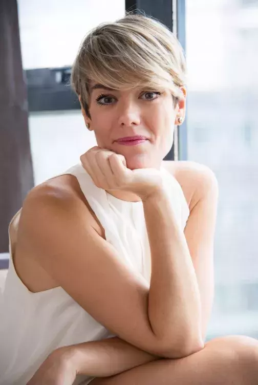 žena s pixie cut střihem