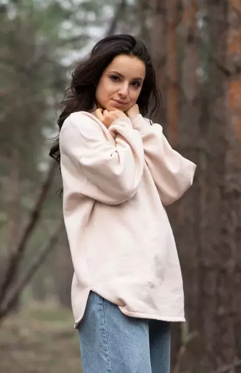 žena v dlouhé mikině