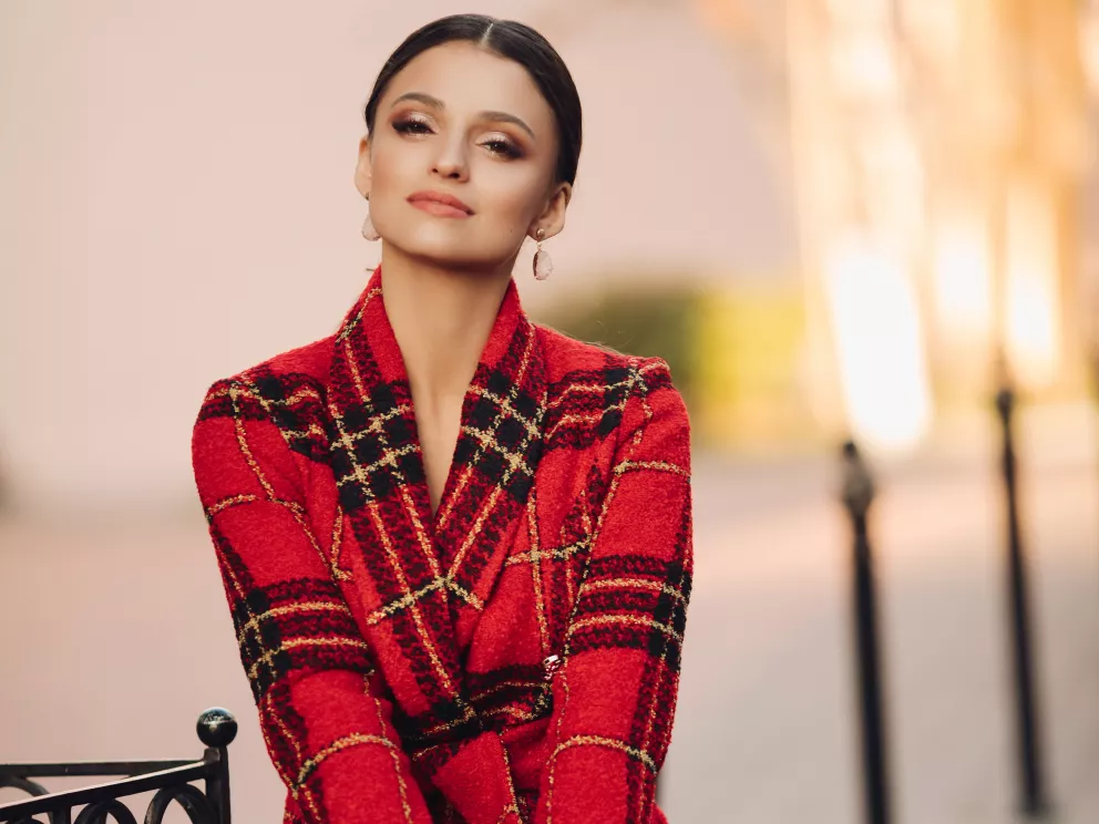 žena s kostkovaném saku