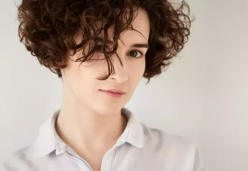 žena s kudrnatými vlasy