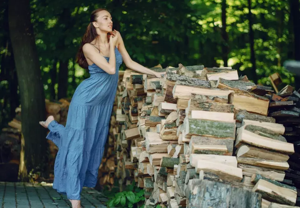 žena v maxi šatech