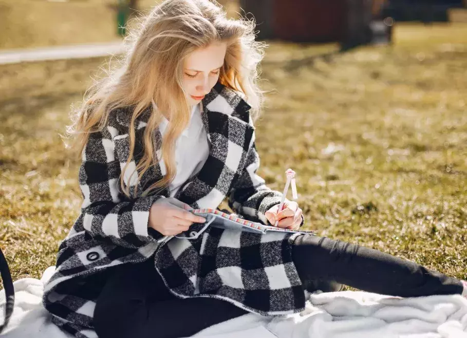 žena v kostkovaném kabátě