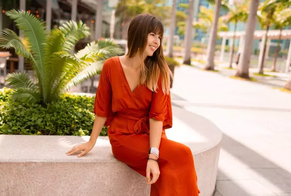 žena v červených šatech